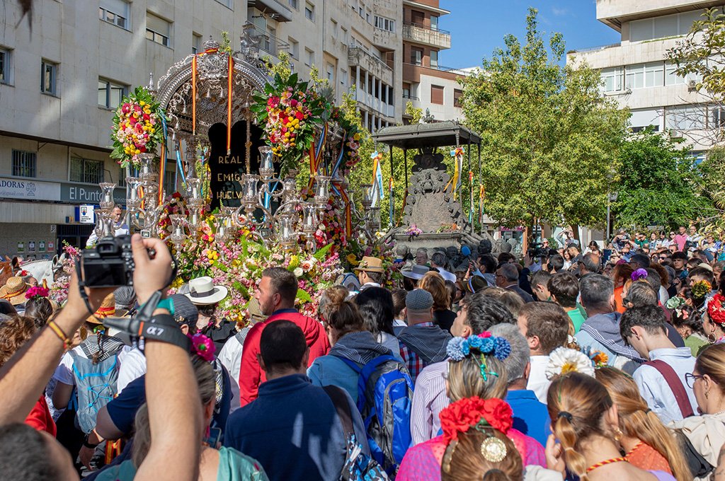 Miles de onubenses despiden a Emigrantes en su salida hacia El Rocío