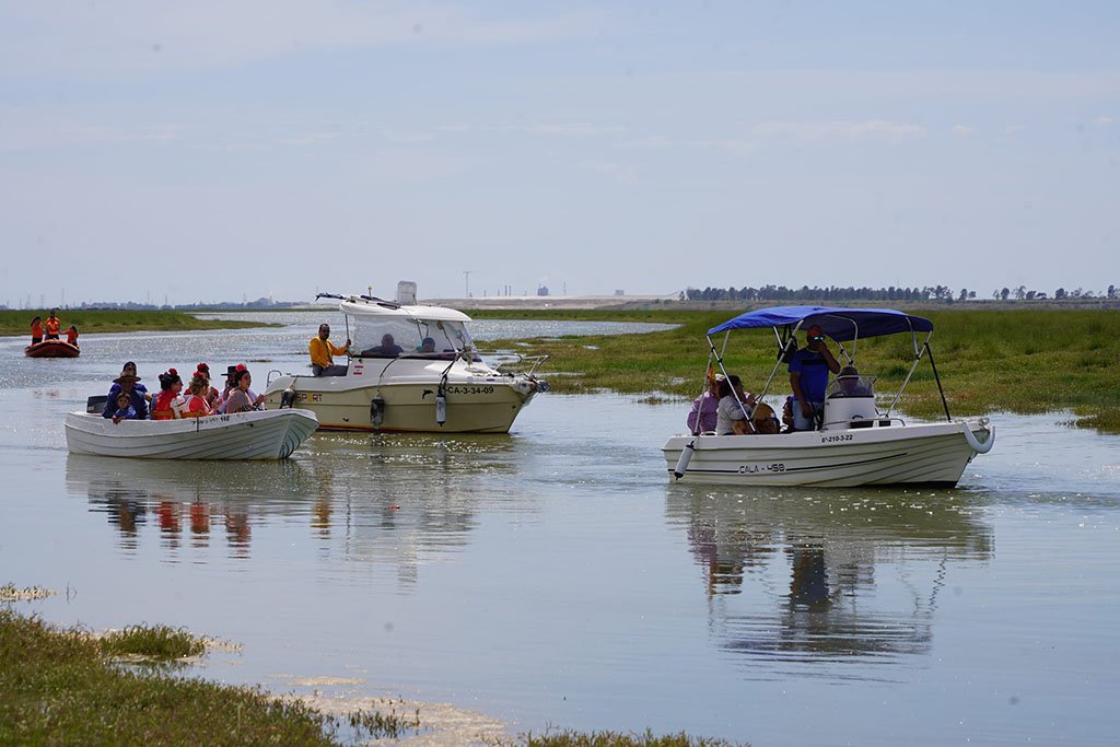 La llegada de Punta Umbría en barcas abre las puertas a la romería de Montemayor
