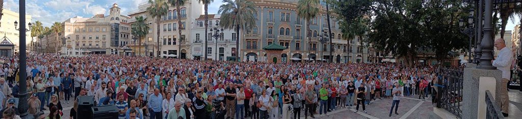 Unas 3.000 personas se concentran para mostrar su «hartazgo» por la «marginación» de Huelva