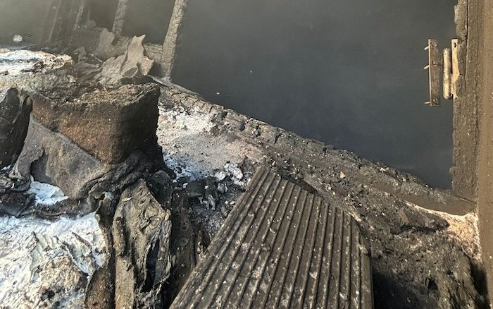 El fuego calcina una vivienda en Hinojos