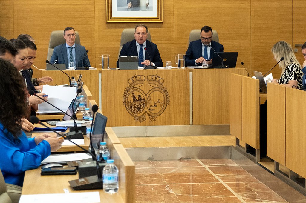 El pleno de la Diputación muestra su apoyo unánime a los chiringuitos de las playas de Huelva