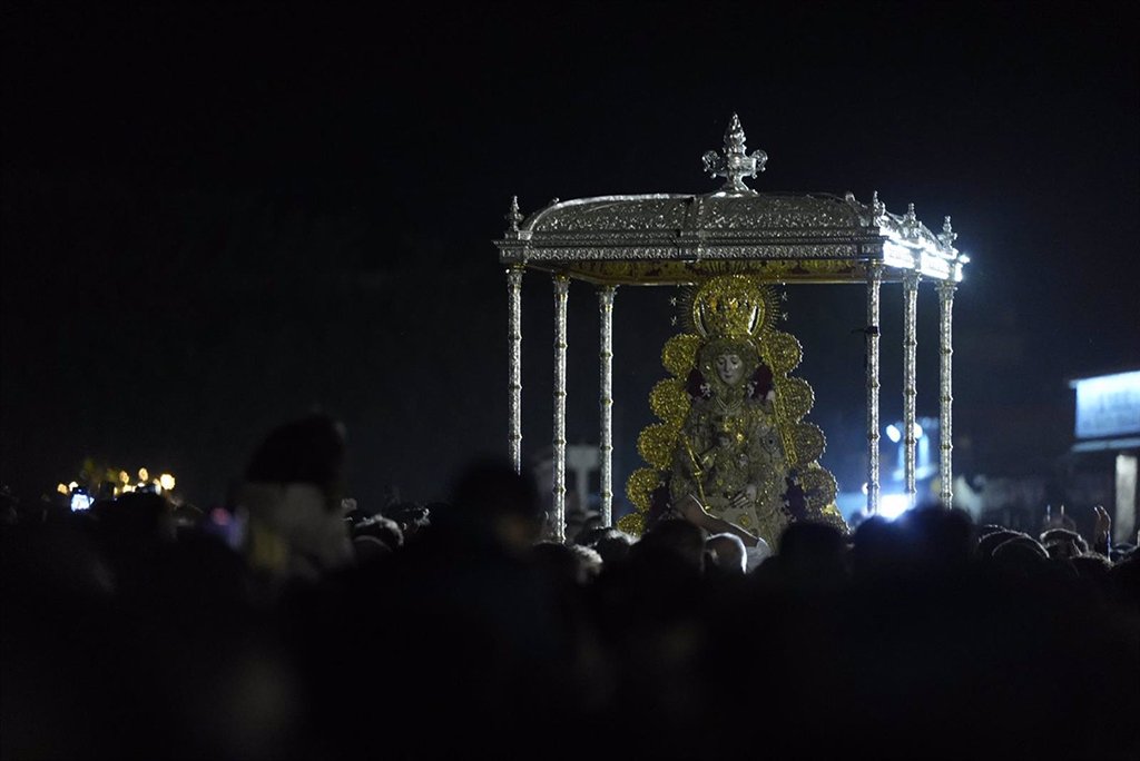 La Virgen del Rocío vuelve a su ermita a las 14.10 tras once horas de procesión