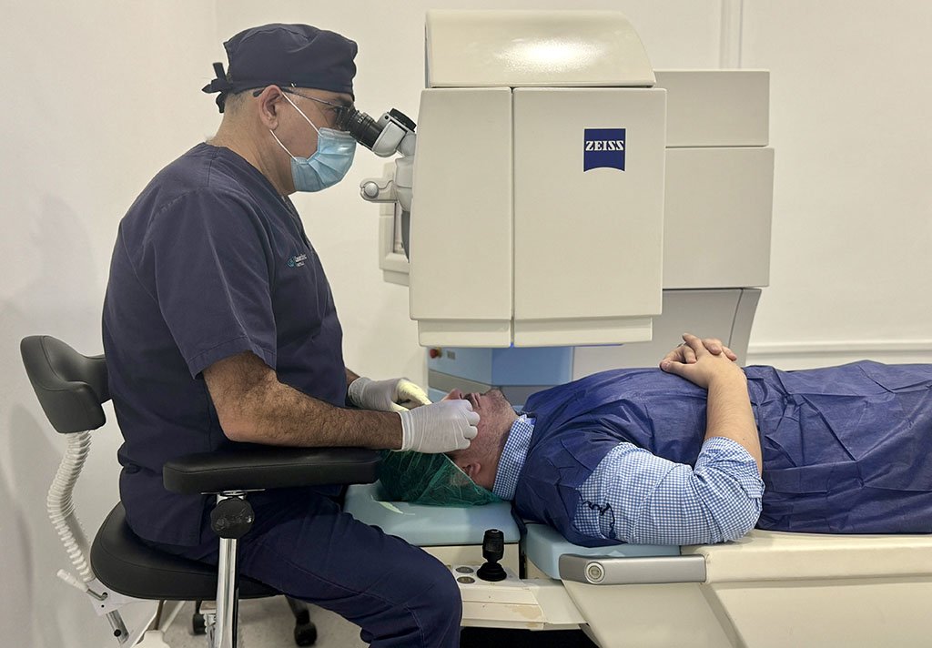 Quirónsalud Huelva incorpora dos nuevas técnicas para la corrección de la miopía y la presbicia