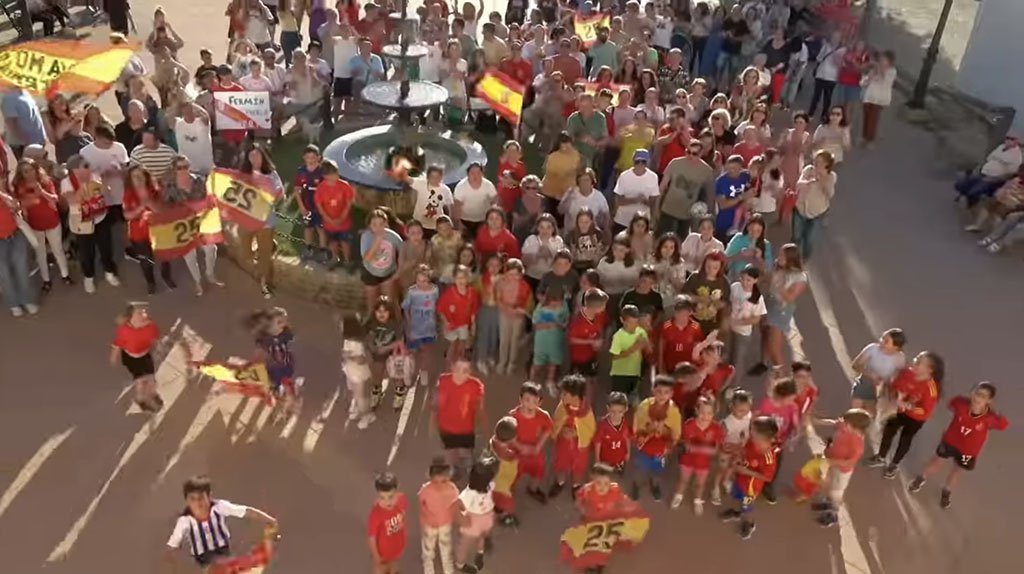 El Campillo se inunda de banderas en apoyo a Fermín López en la Eurocopa
