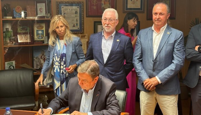 El sector de los frutos rojos traslada sus reivindicaciones al ministro Planas durante su visita a la CR Palos