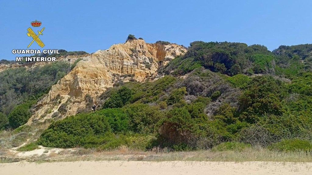 Rescatado un anciano tras caer desde 50 metros en Mazagón