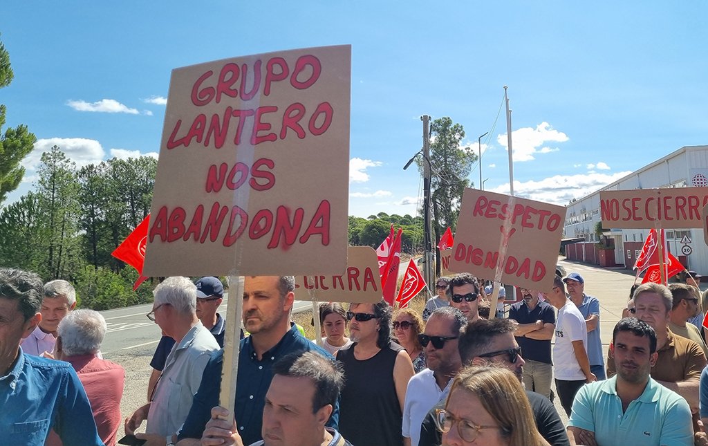 Los comerciantes y empresarios de Zalamea exigen la continuidad de Río Tinto Plásticos en El Campillo