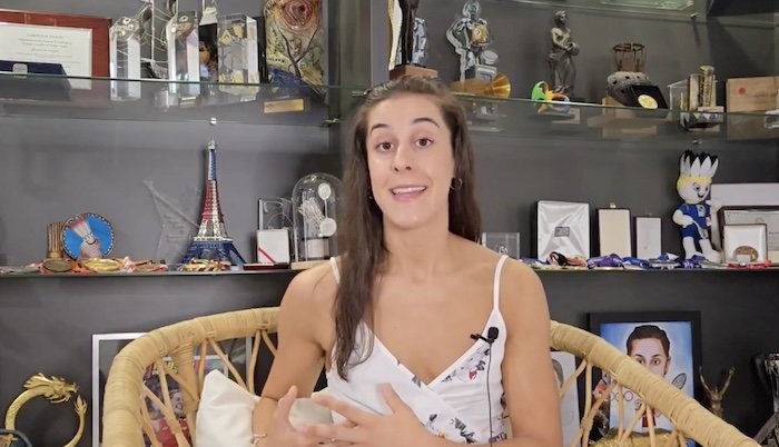 Carolina Marín en su sala de trofeos