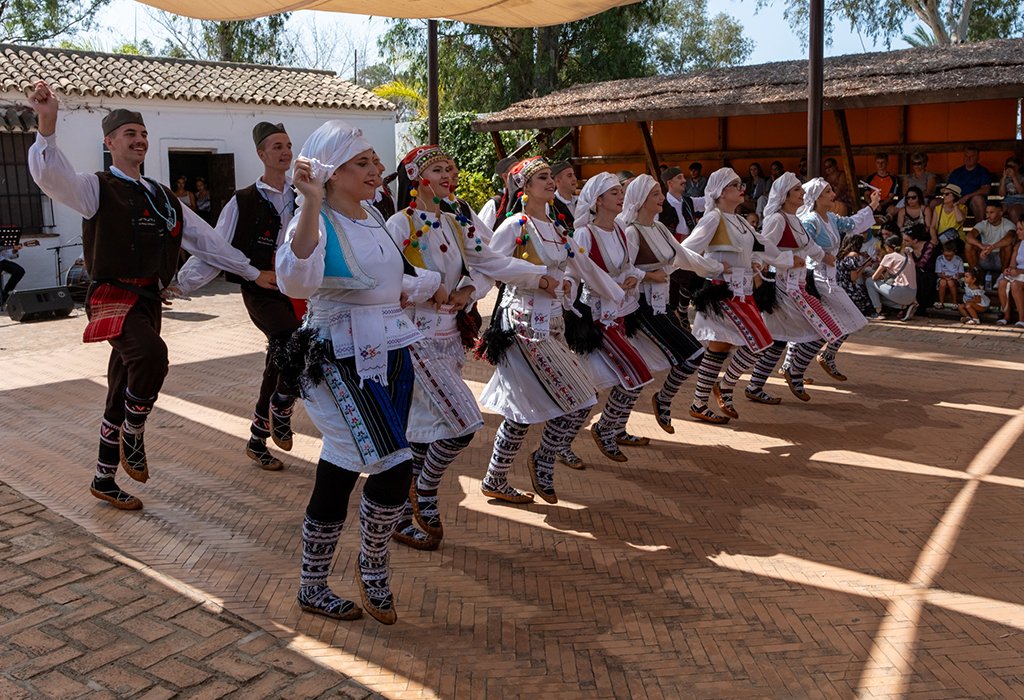 El exotismo y los ritmos de las danzas del mundo llegan al Muelle de la Carabelas