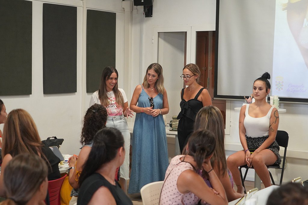 Mujeres de Moguer y Mazagón se forman en maquillaje en la víspera de la Velada de Montemayor