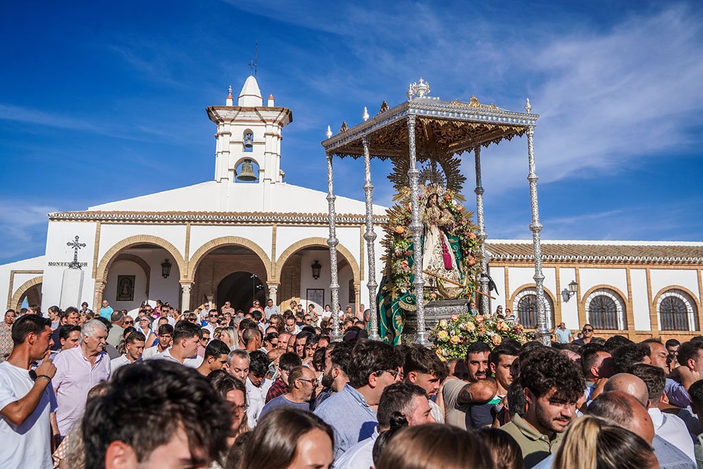 Un emocionante traslado de la Virgen de Montemayor sirve de anticipo de las fiestas patronales de Moguer