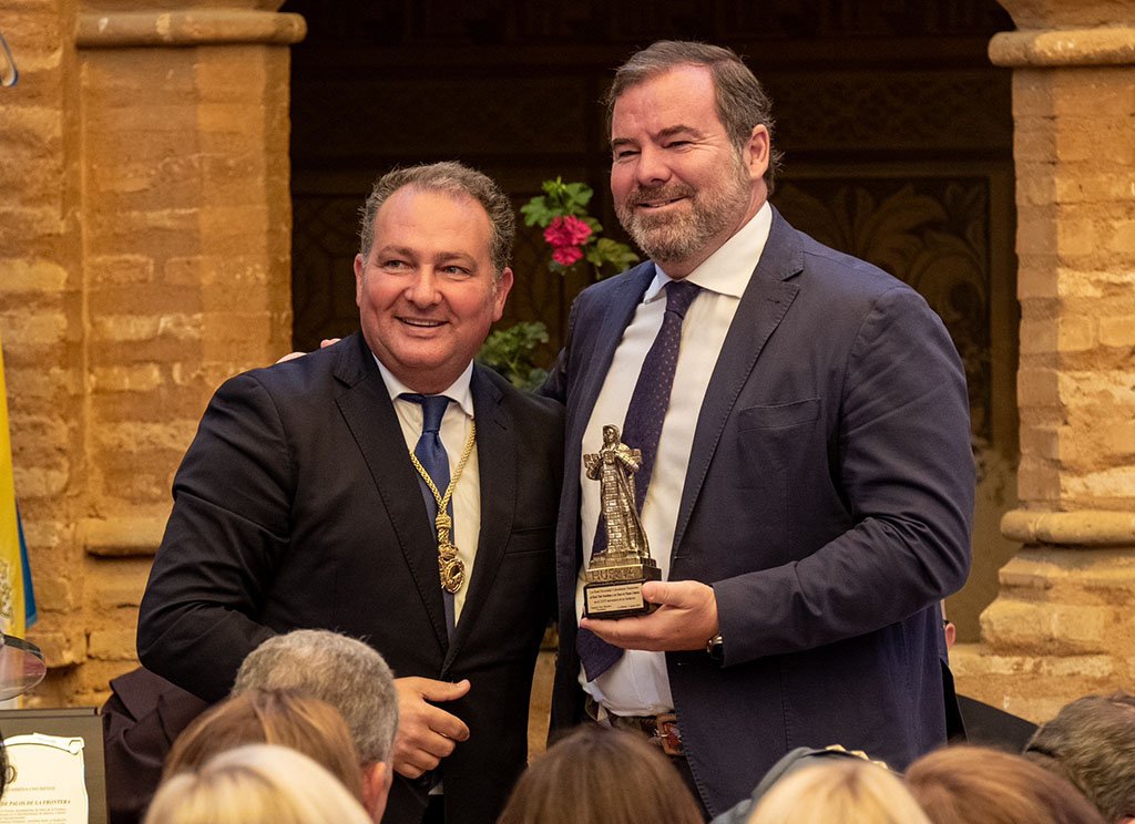 El Club Marítimo y Tenis de Punta Umbría recibe el Colón de Honor de la Real Sociedad Colombina