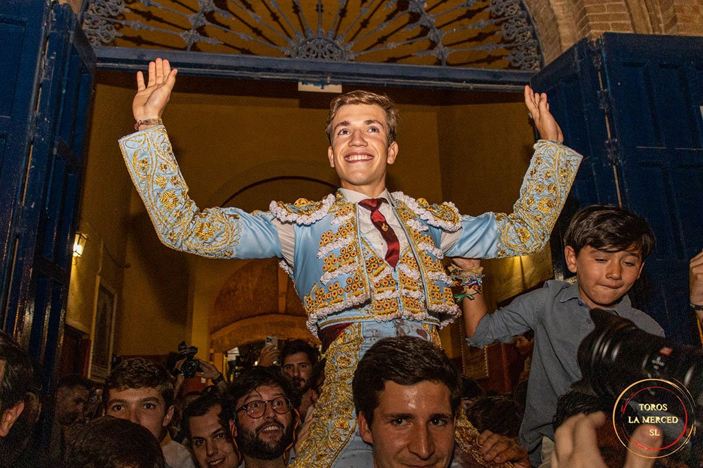 Tres orejas y ‘Puerta Grande’ de Javier Zulueta en Huelva