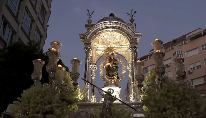 La Virgen chiquita llena las calles de Huelva