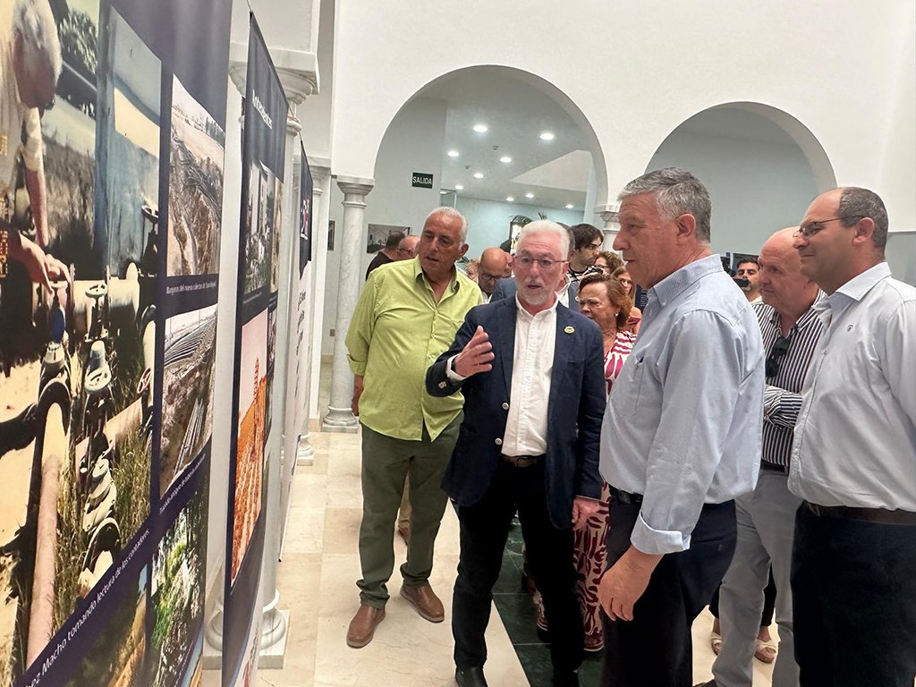 La CR Palos repasa su historia a través de fotografías, enseres y artículos