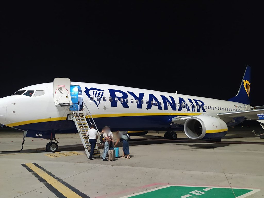 Un vuelo Valencia-Sevilla sufre un retraso de dos horas tras colarse 10 ‘pasajeros’ en el avión
