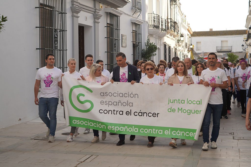 Multitudinaria marcha solidaria en Moguer contra el cáncer de mama