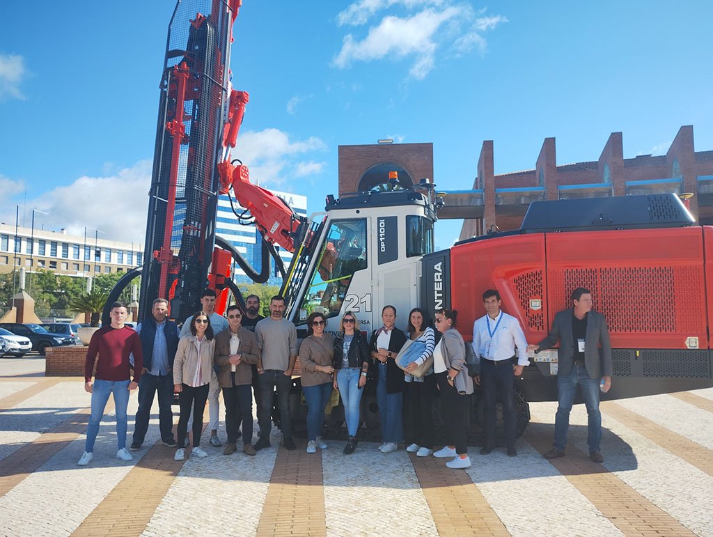 Los becarios del Plan HEBE Minero visitan el Salón Internacional de la Minería