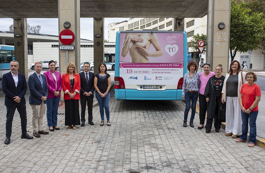 Los autobuses de Emtusa conciencian sobre la autoexploración para prevenir el cáncer de mama