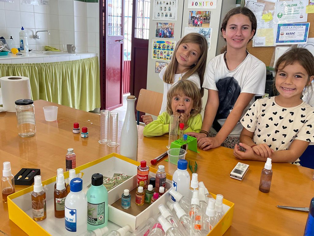 Los escolares de Berrocal elaboran perfumes a beneficio del ‘Patio del Amor’