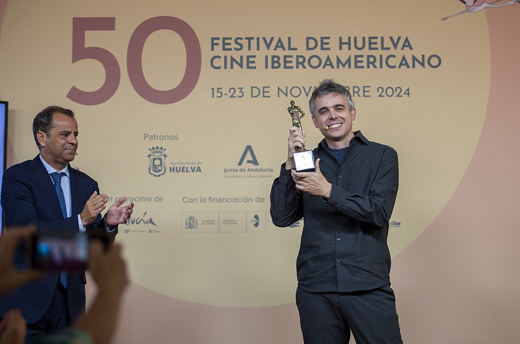 Guillermo Rojas recibe el premio Mejor Cineasta de Andalucía en el Festival de Huelva