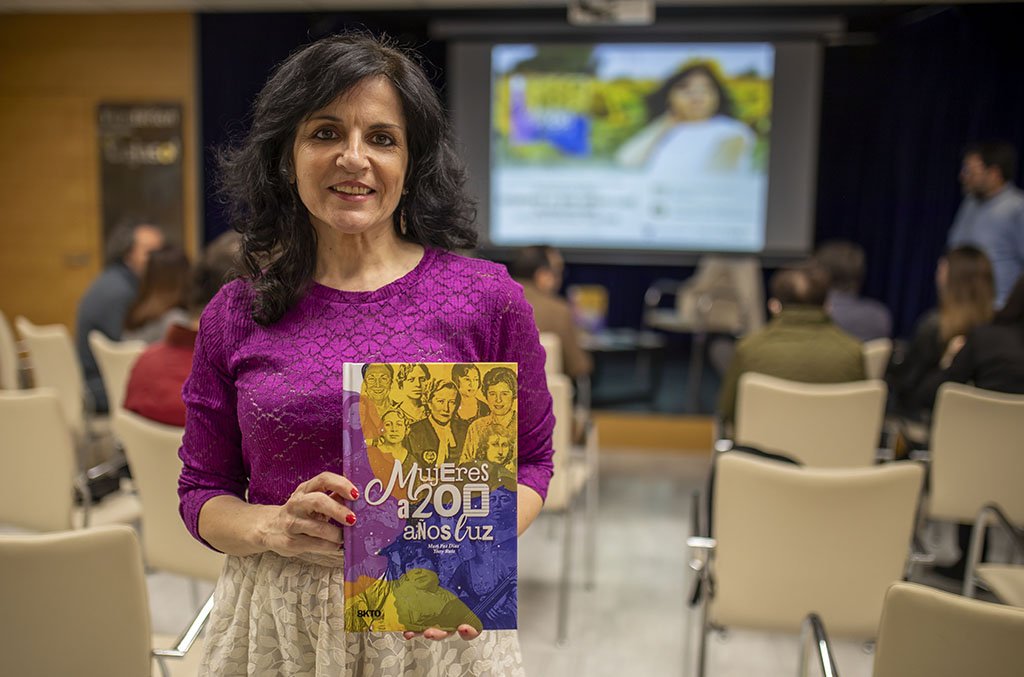 Mari Paz Díaz rescata a 27 pioneras onubenses en ‘Mujeres a 200 años luz’
