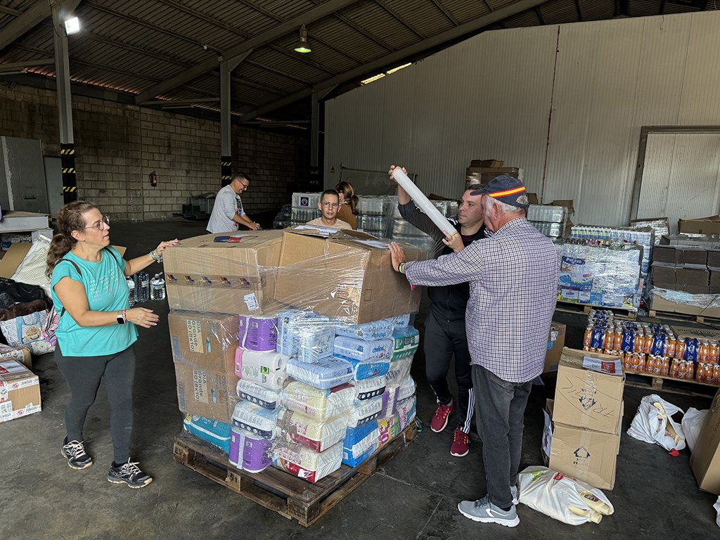 Emigrantes carga cuatro camiones de gran capacidad con productos para Valencia