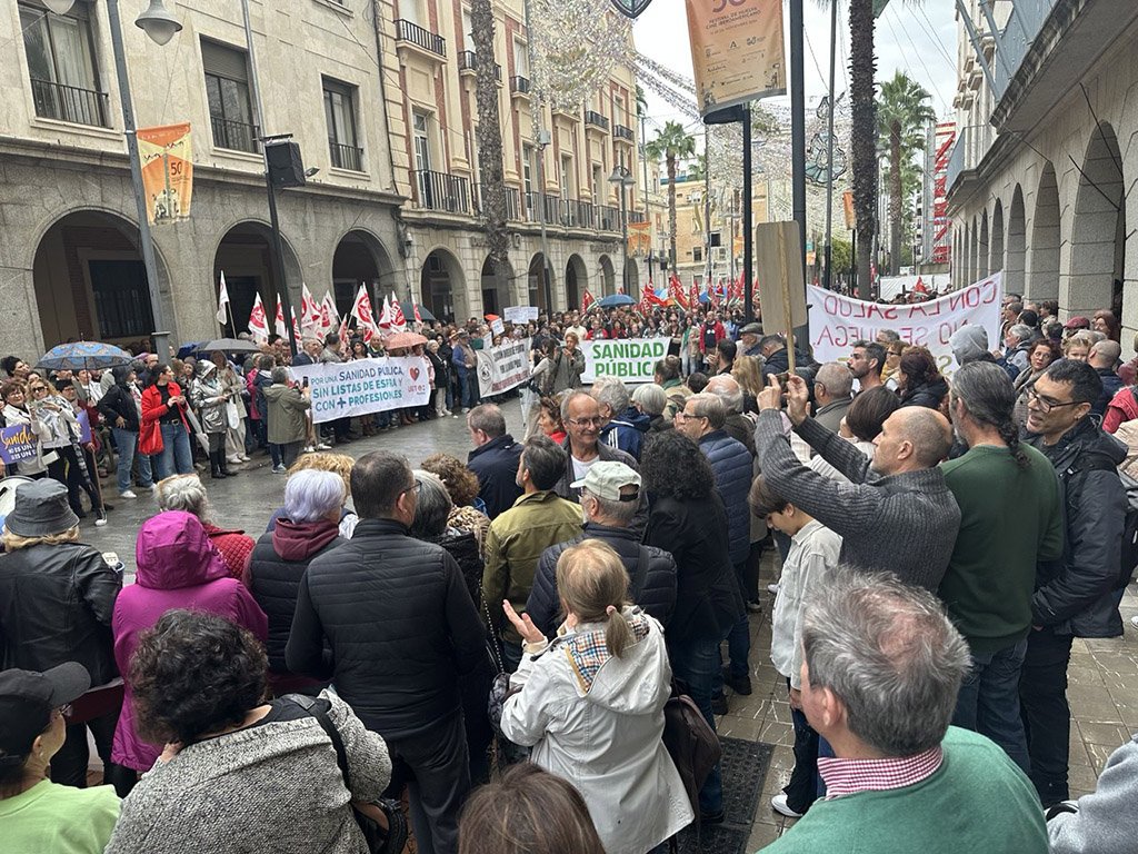 Una ‘marea blanca’ de personas defiende la sanidad pública en Huelva
