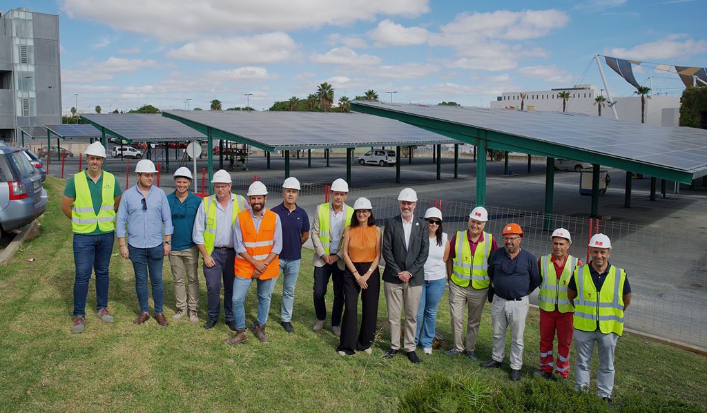 La UHU ultima las obras de sus marquesinas fotovoltaicas