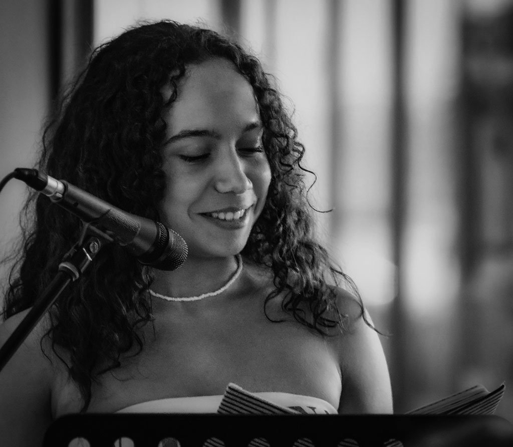 La aracenense Claudia Rodríguez publica su primer libro con 17 años