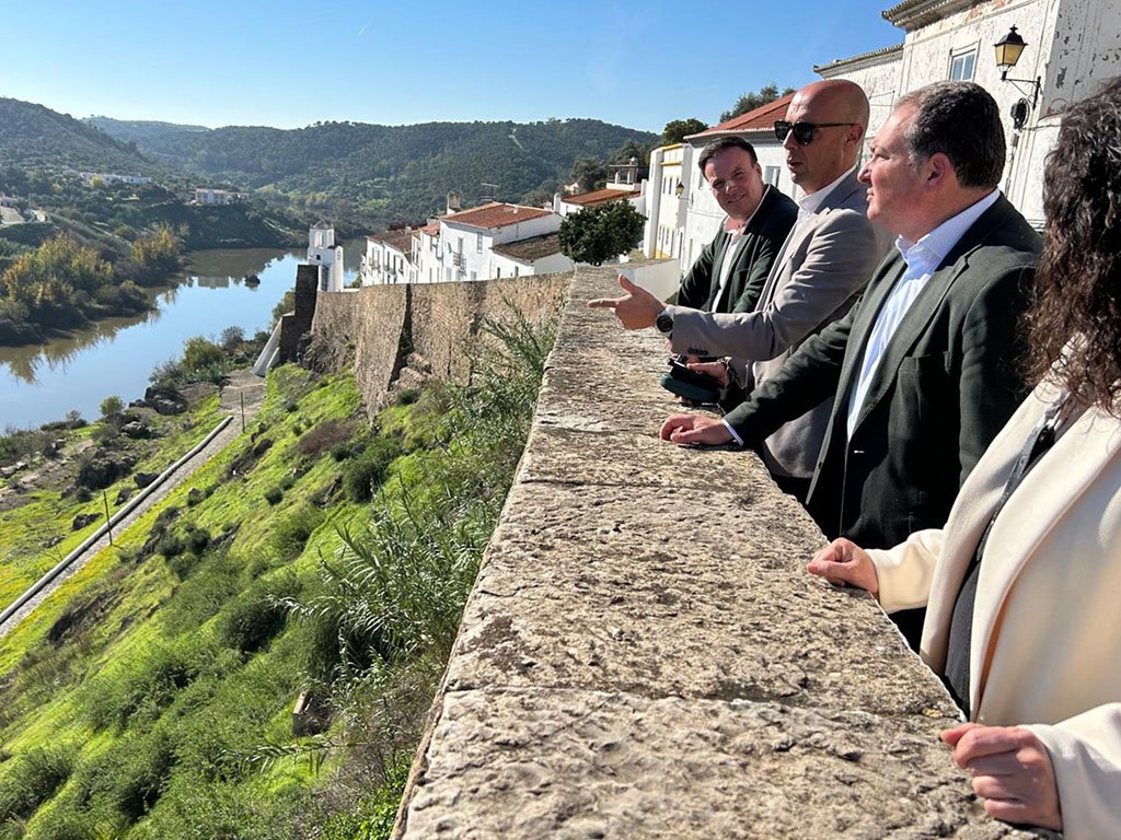 Toscano impulsa la cooperación entre Huelva y Mértola