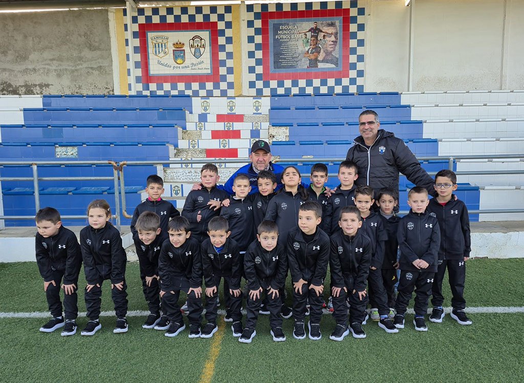 Fermín López dona más de 150 chándales y botas para los niños y niñas de El Campillo
