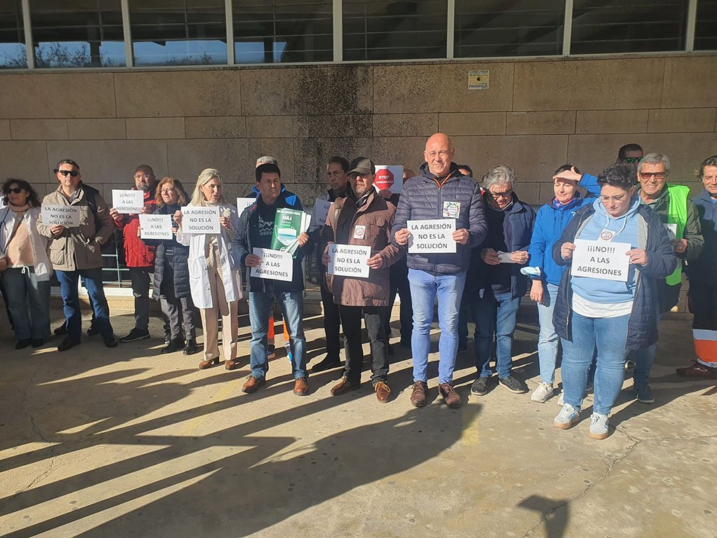 El personal sanitario se concentra contra la agresión del joven de la catana
