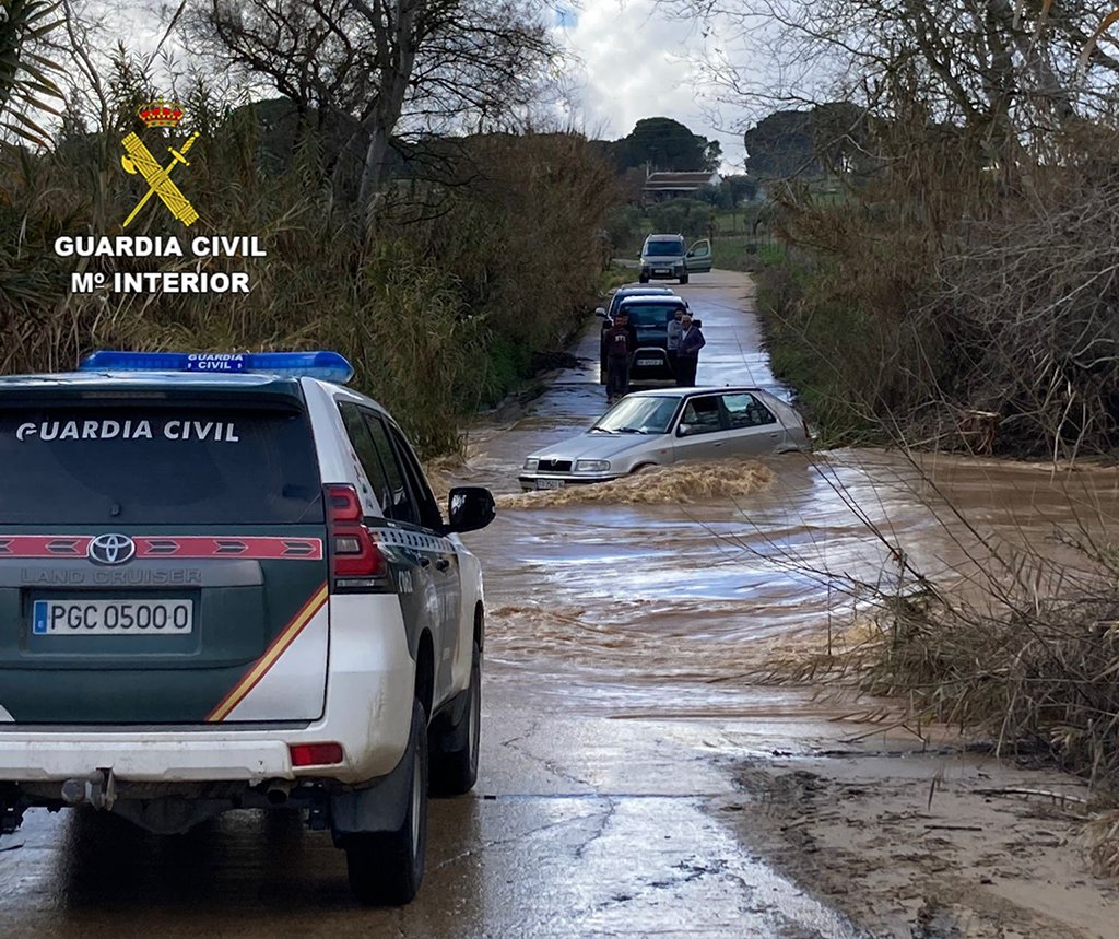Rescatan a una persona atrapada en su coche por la crecida de un arroyo en Almonte