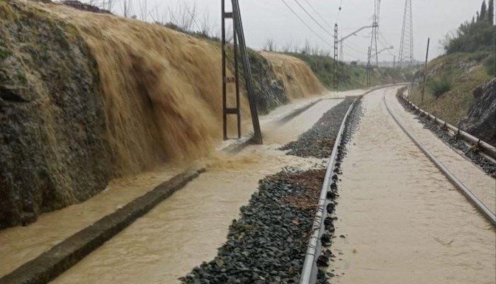La madrugada se cierra sin incidentes graves por la borrasca