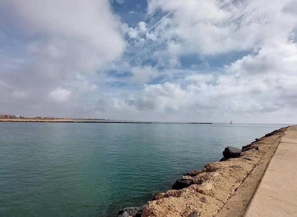 Hallan el cadáver de una mujer en un espigón de Ayamonte