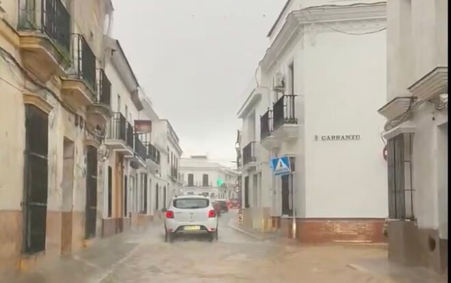 La lluvia anega caminos y viviendas y Aemet decreta el aviso naranja