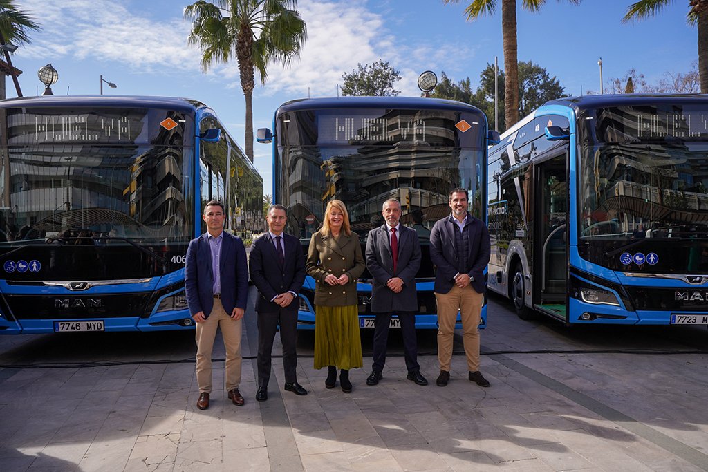 Huelva estrena sus diez primeros autobuses cien por cien eléctricos