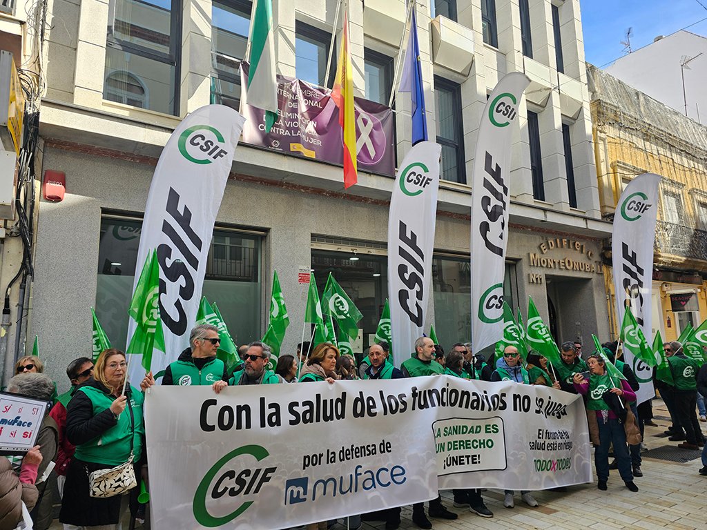 CSIF sale a la calle en Huelva en defensa del sistema mutualista de Muface