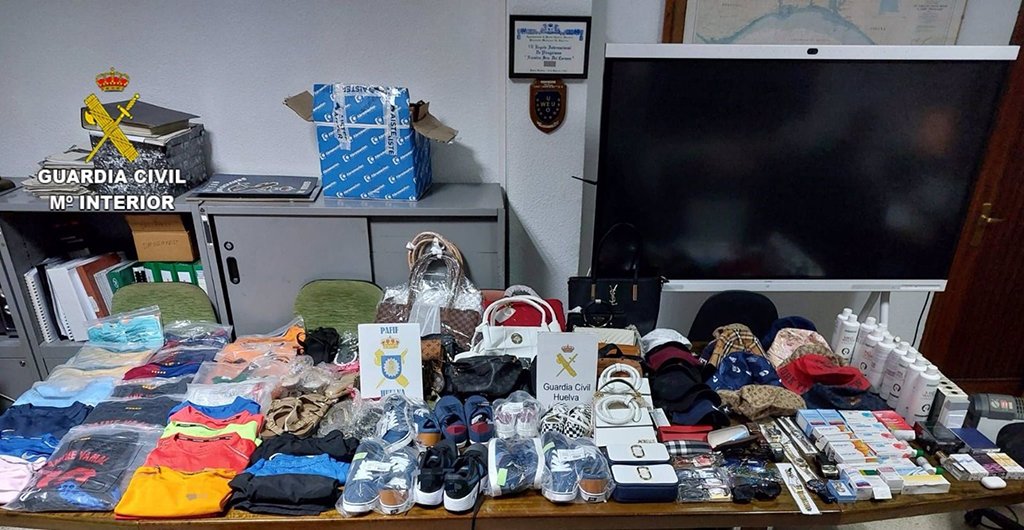 Interceptan un vehículo con productos falsificados en el ferry procedente de Canarias