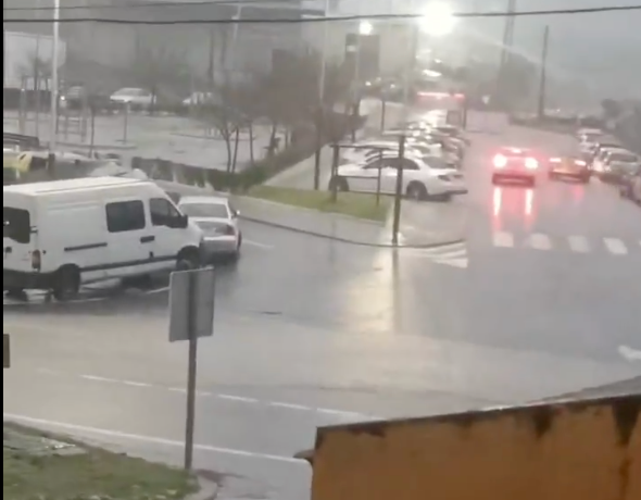 La lluvia provoca anegaciones en cuatro calles de Huelva
