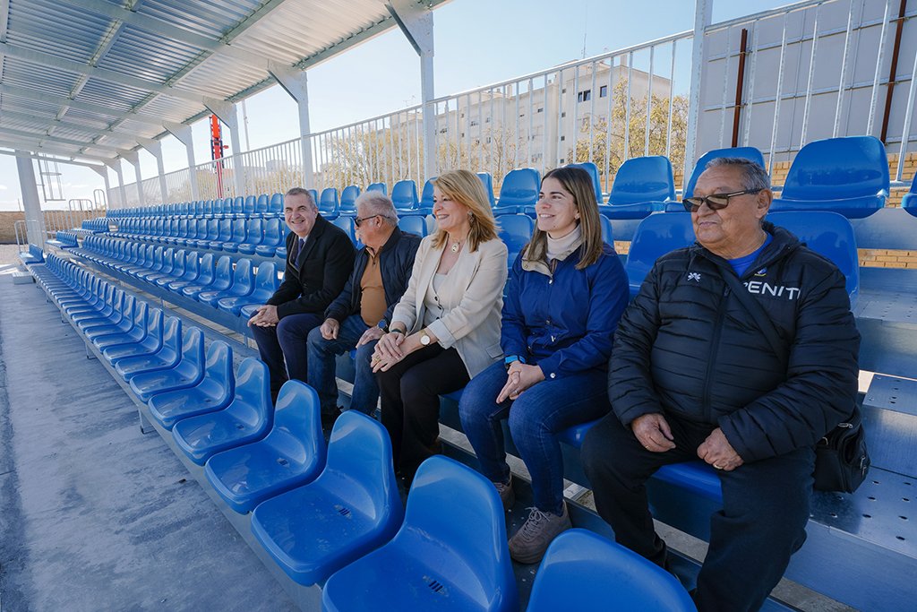 El campo de fútbol de El Torrejón estrena un graderío para 200 espectadores