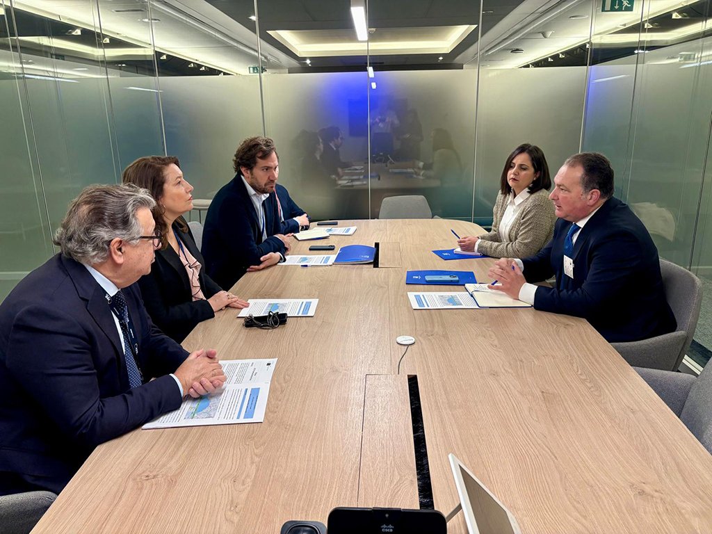 Toscano lleva a Bruselas la presa de Alcolea y las infraestructuras de Huelva