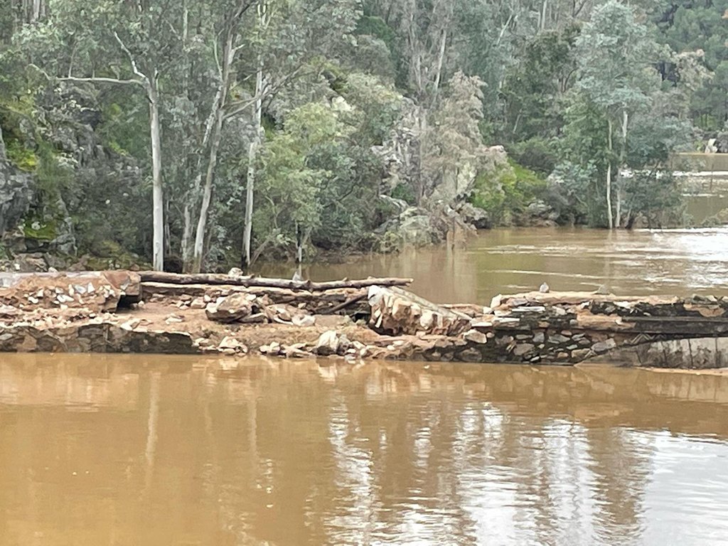 El temporal destroza el puente viejo del Jarrama en Nerva