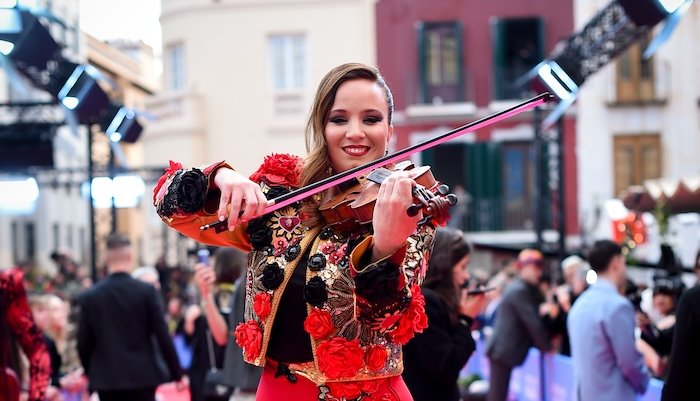 La violinista almonteña Rocío Medina sorprende en la alfombra roja del Festival de Málaga