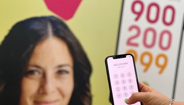 teléfono de la mujer