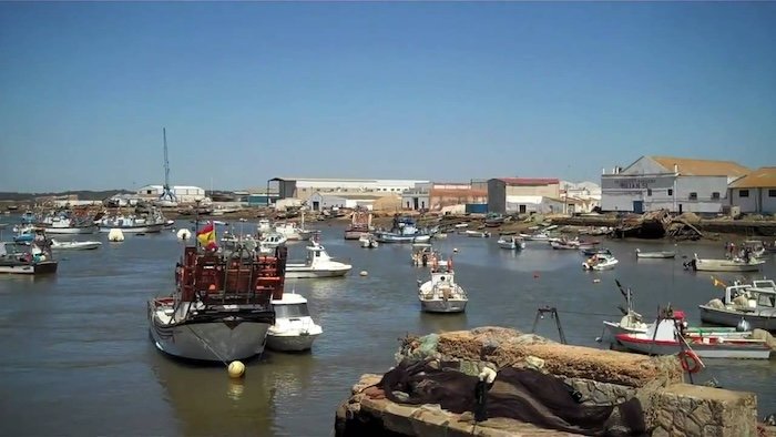 Se hunde un barco en el Muelle Pesquero de Isla Cristina