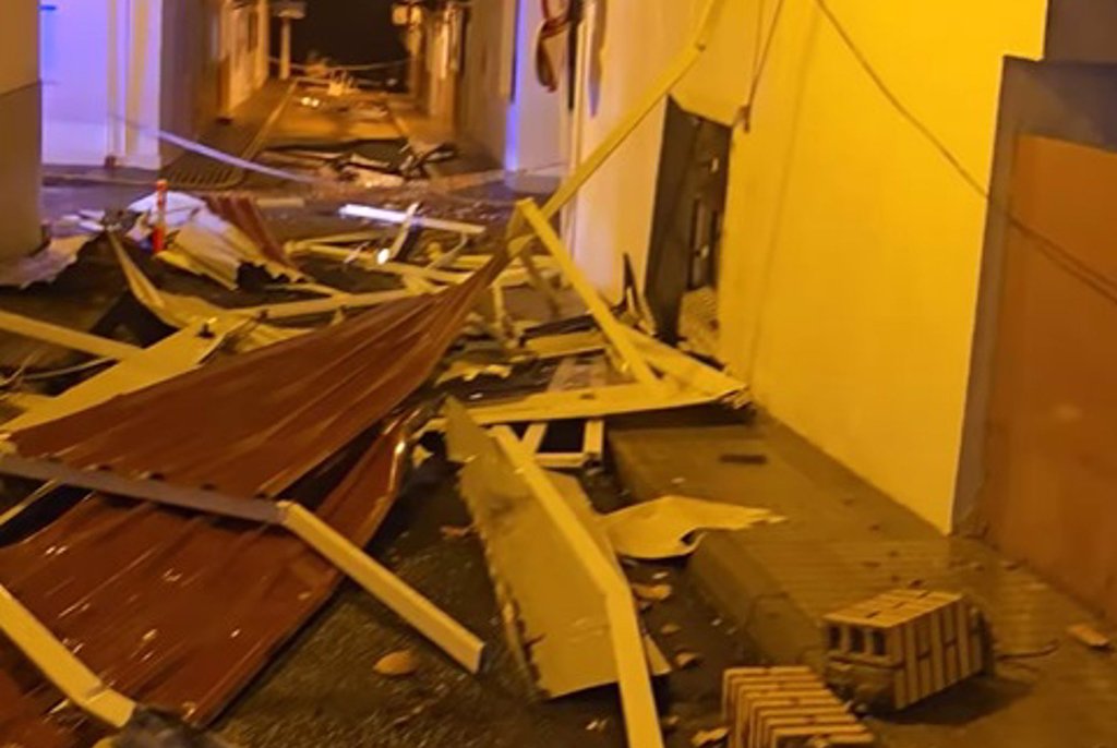 El viento destroza terrazas y viviendas en El Rompido