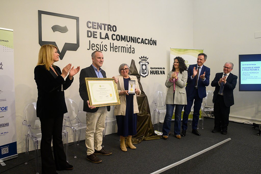 Los hijos de Hermida recogen su distinción de Colegiado de Honor