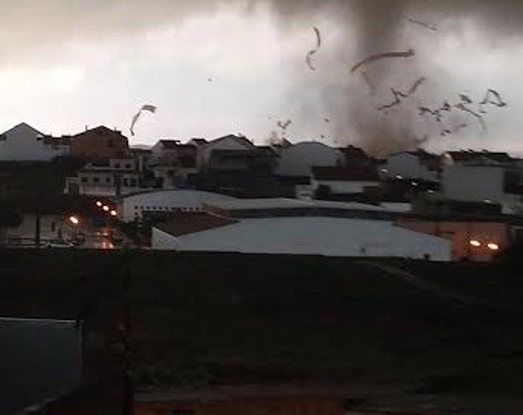 Heridas cuatro trabajadoras en San Bartolomé de la Torre por el paso de un tornado